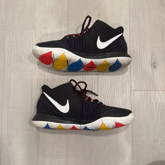 Friends Kyrie 5 - Picture 3 of 7